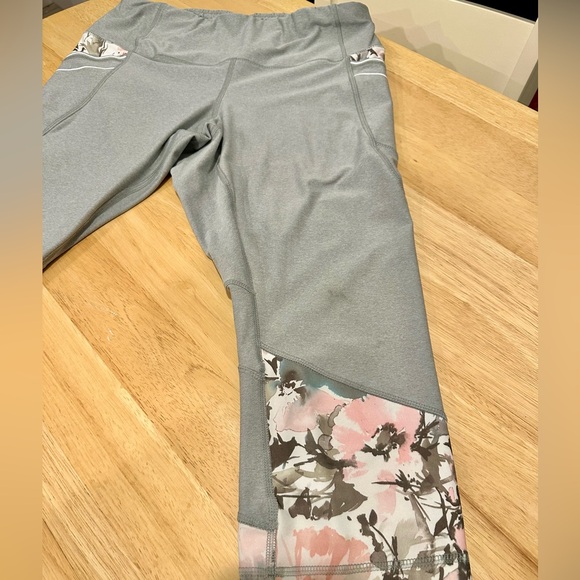 5/$20 RBX cropped leggings, plus size 1x floral print detail with pockets - Picture 3 of 9